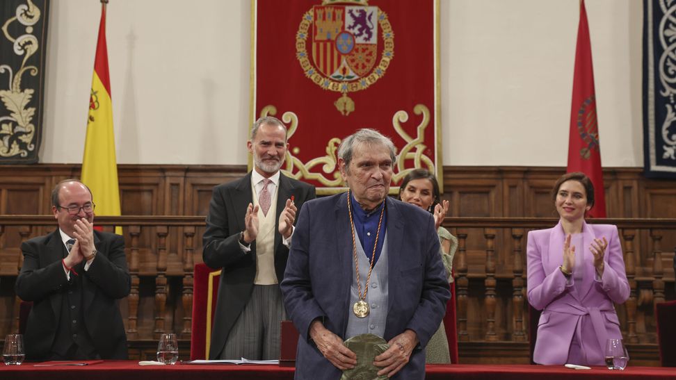 Rafael Cadenas y el premio Cervantes 2022. Cortesía de: (EFE/Pool/Ballesteros)