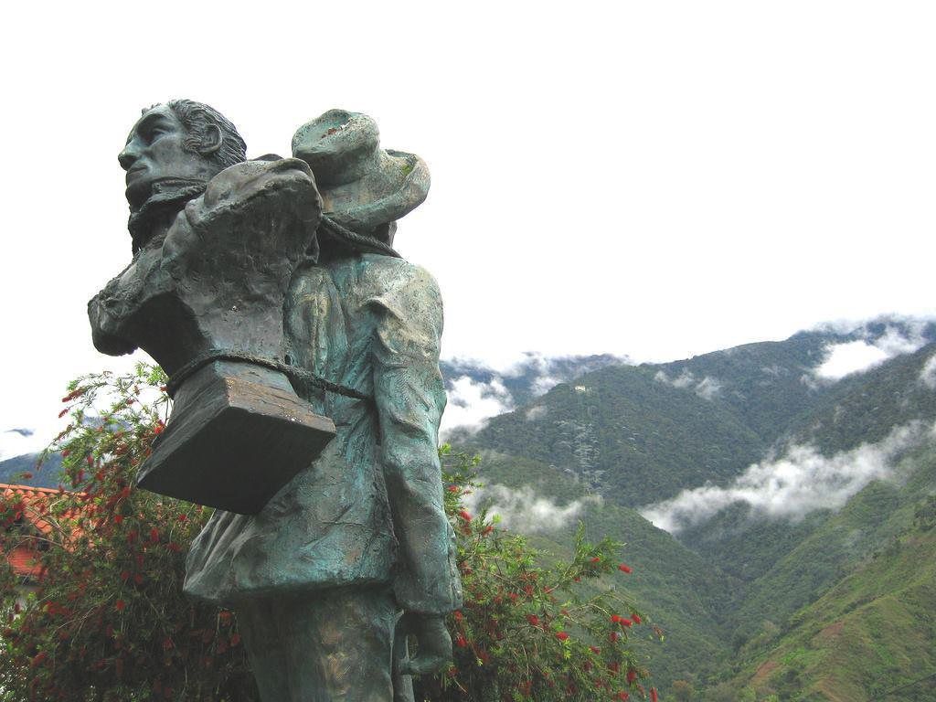 Enrique Bourgoin, Heriberto Márquez Molina y Domingo Guzmán Peña son recordados como los pioneros en conquistar la cima del Pico Bolívar.

