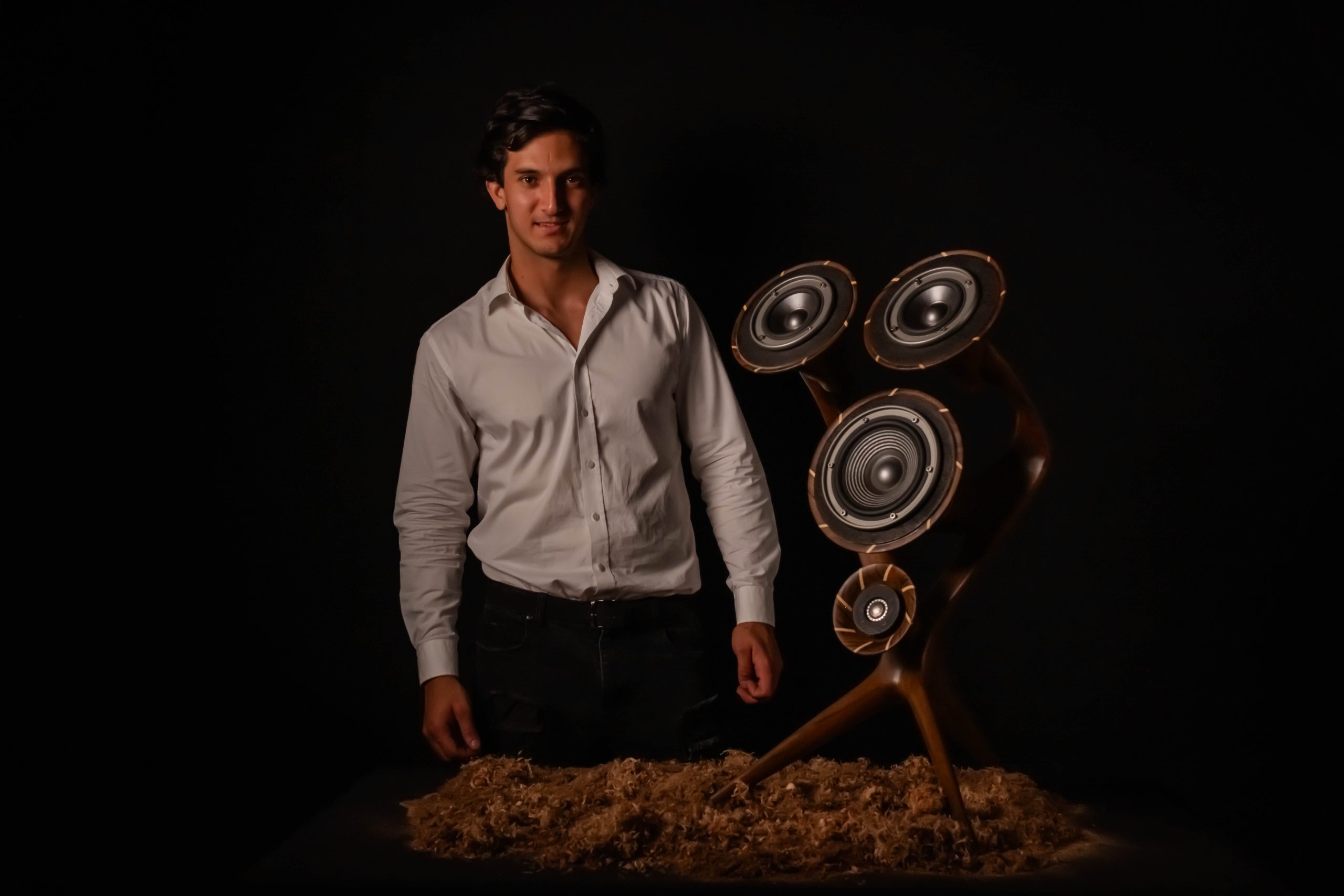 Juan Cortizo y una de sus obras