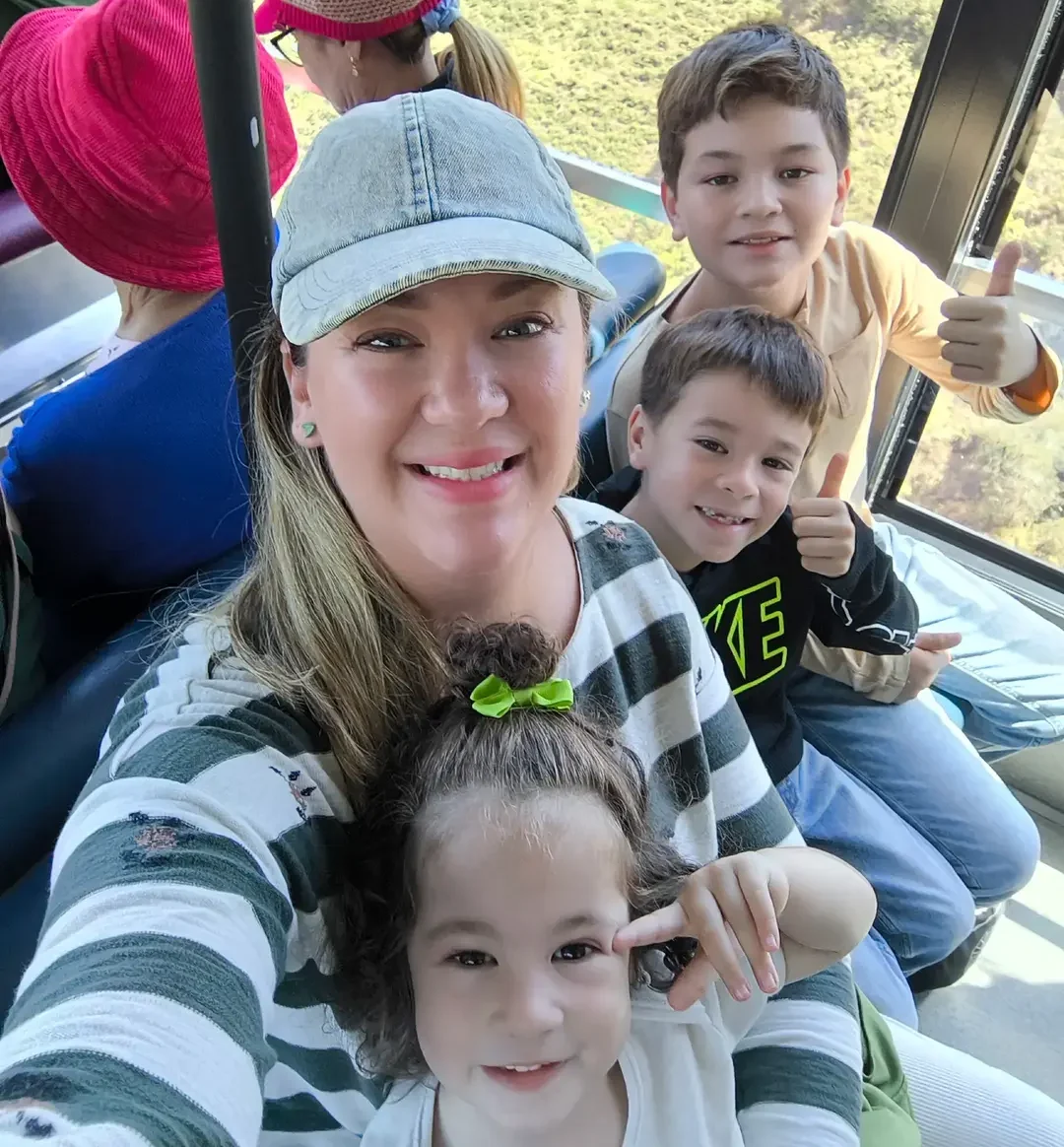 Elena y sus niños.