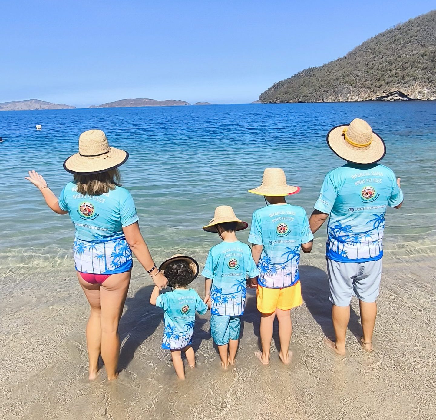 La familia de Elena en la playa.