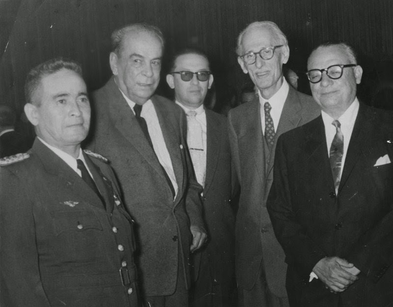 Los presidentes venezolanos Rómulo Gallegos, Eleazar López Contreras y Rómulo Betancourt.