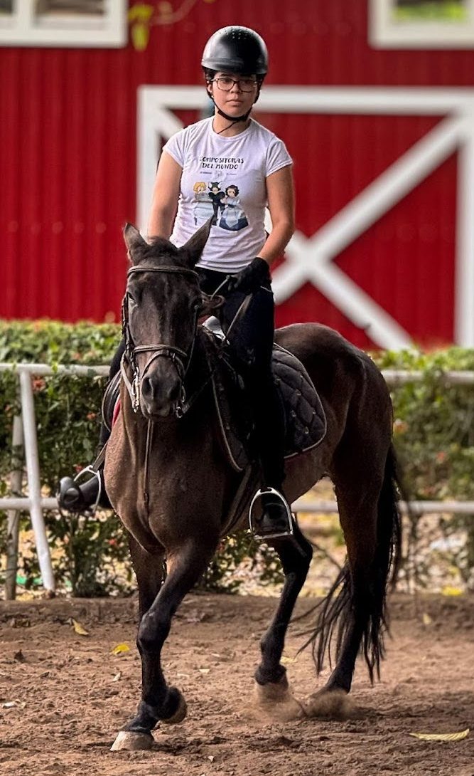 Sofia practicando la equitación